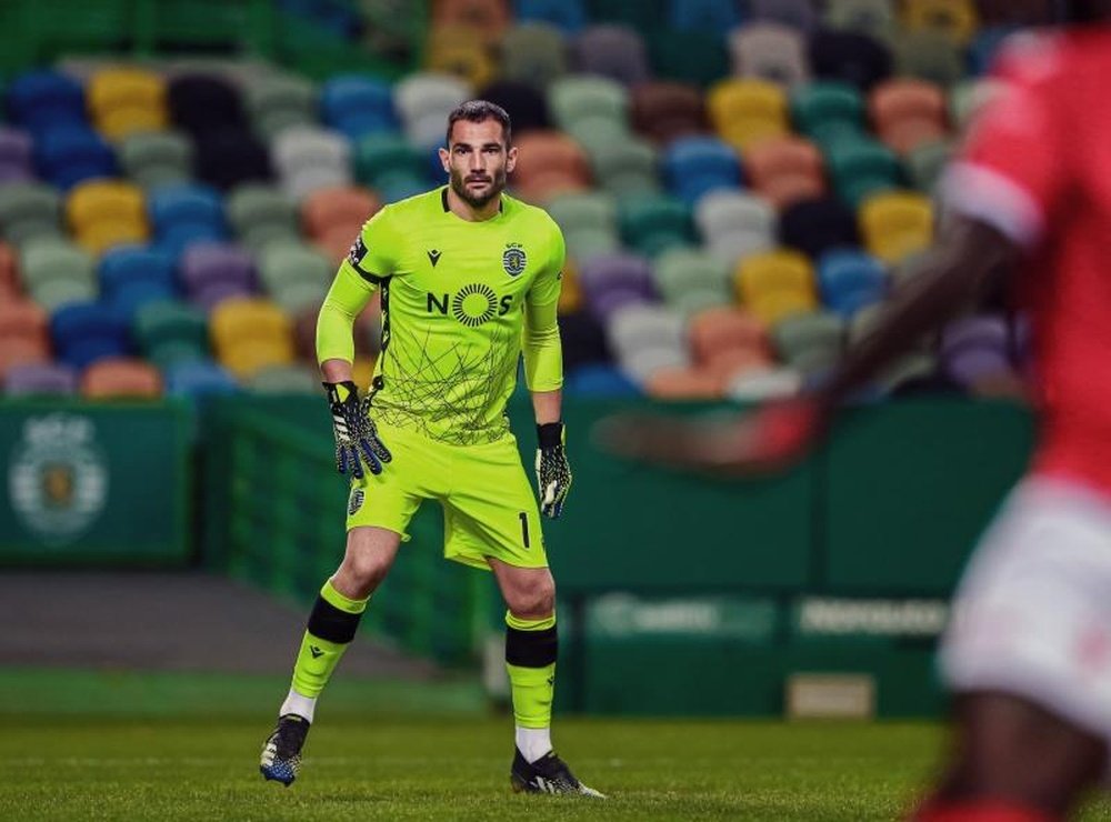 Antonio Adán defiende durante un partido la portería del Sporting.EFE