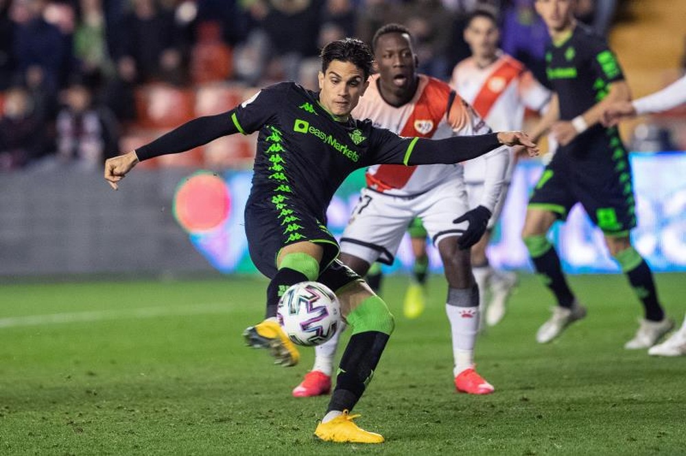 El defensa del Real Betis Marc Bartra chuta ante Advincula, del Real Betis, en un partido. EFE