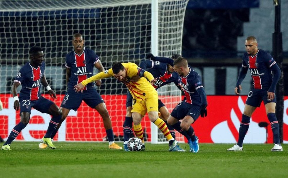 Lionel Messi enfrentou uma dura e eficiente marcação do PSG. EFE/EPA/YOAN VALAT