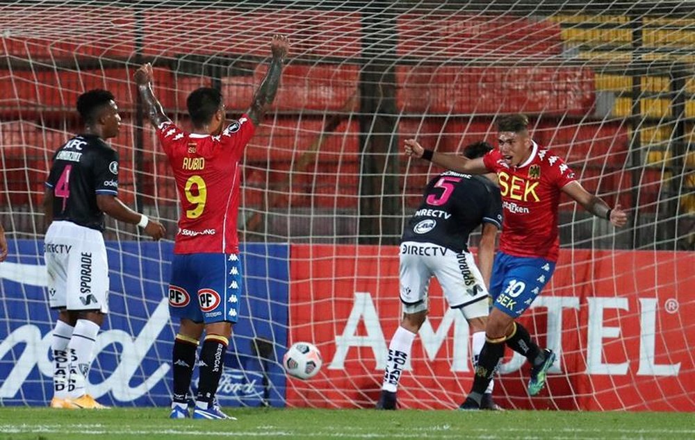 Carlos Palacios (d), do Unión Española, é alvo do Inter. EFE/Alberto Valdés