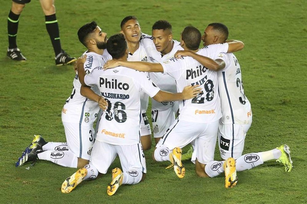 Santos venció de forma ajustada a Athletico Paranaense. EFE