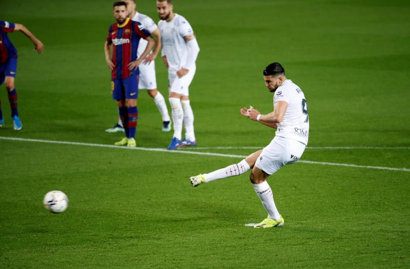 Rafa Mir, lanzando el penalti en el Barcelona-Huesca