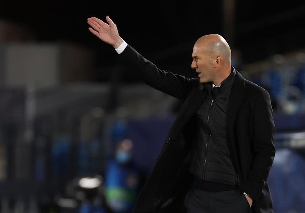 Zidane a félicité ses joueurs après la qualification. EFE