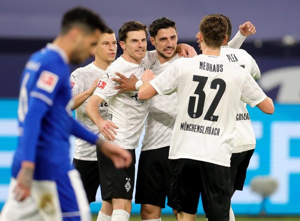 Cosas de crisis: el 'Gladbach la olvida y el Schalke 04 se consume en ella. AFP