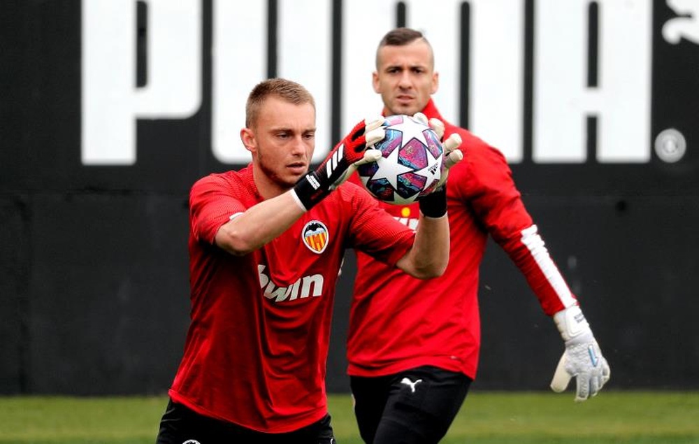 Rajkovic y Vaclík, los posibles relevos de Cillessen en Mestalla. EFE