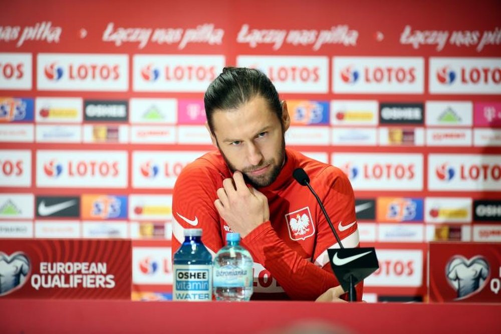 Grzegorz Krychowiak compareció en la rueda de prensa virtual antes de enfrentarse a Eslovaquia. EFE