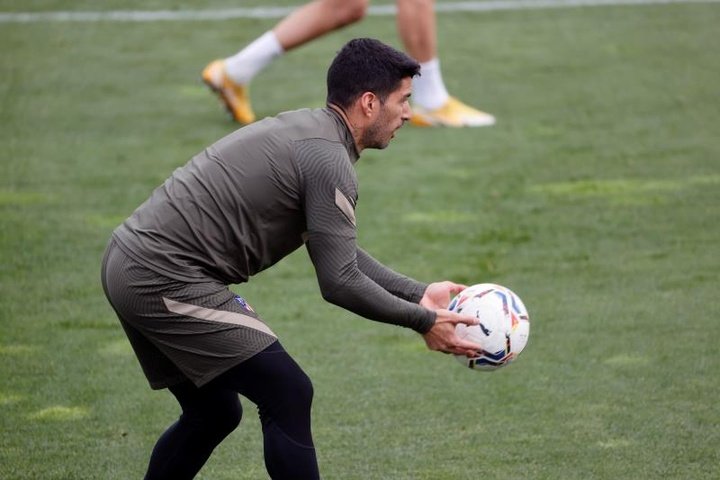 Susto no Atlético: Suárez abandona treino com desconforto muscular