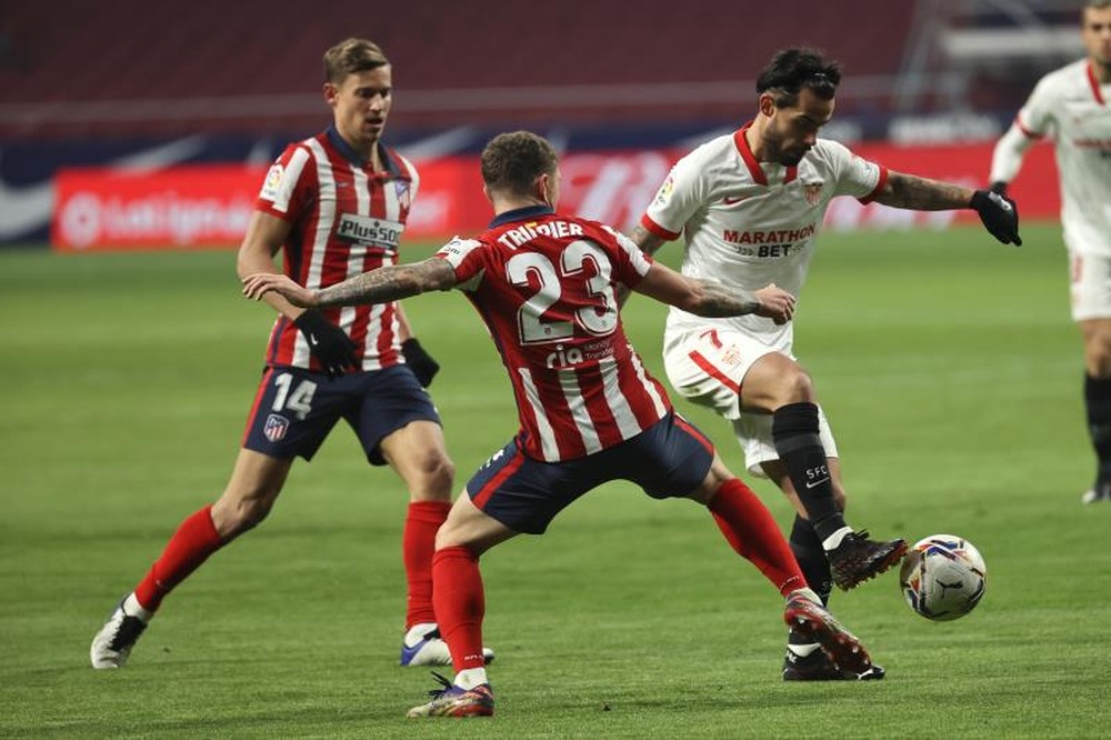 Atleti y Sevilla están atentos a este central húngaro. EFE/Archivo