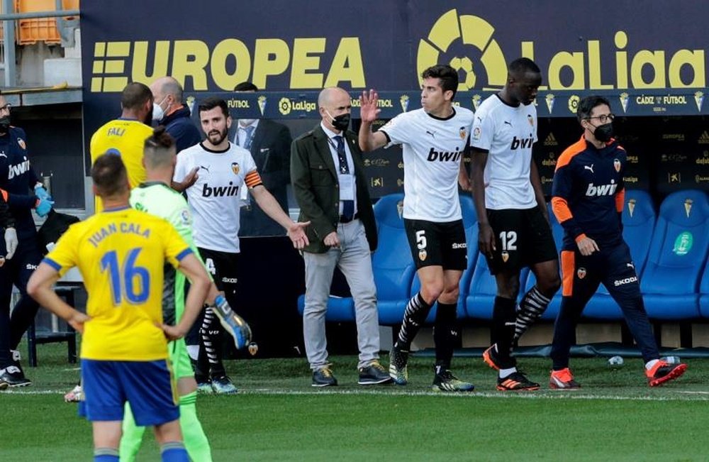 ¡El Valencia se retiró del campo por un supuesto insulto racista! EFE