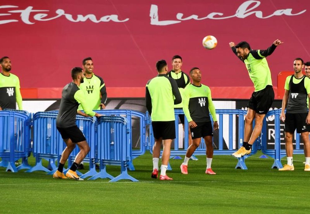Montoro, Arias y Gonalons, bajas en el entrenamiento del Granada. EFE