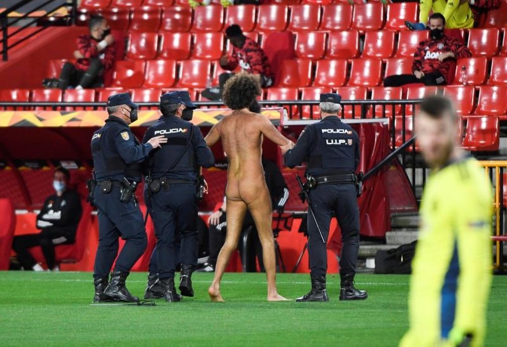 Un espontáneo desnudo irrumpió en el Granada-United. EFE