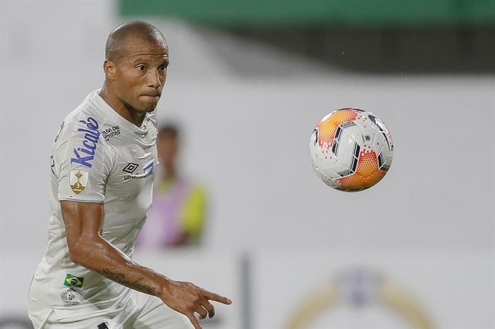 Santos renova o contrato de Carlos Sánchez até 2023