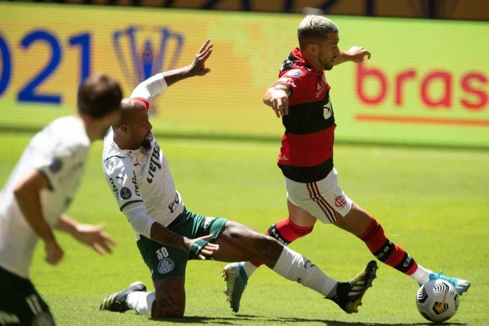 El jugador de Flamengo Giorgian Arrascaeta (d) disputa el balón con Felipe Melo. AFP