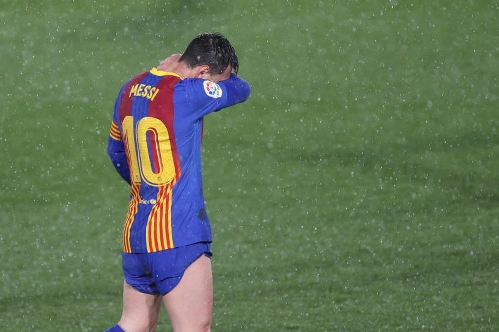 Pepe Costa se marcha junto a Messi. EFE