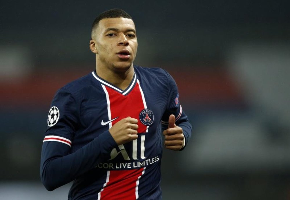 Dani Alves prefers Kylian Mbappe over Erling Haaland. EFE