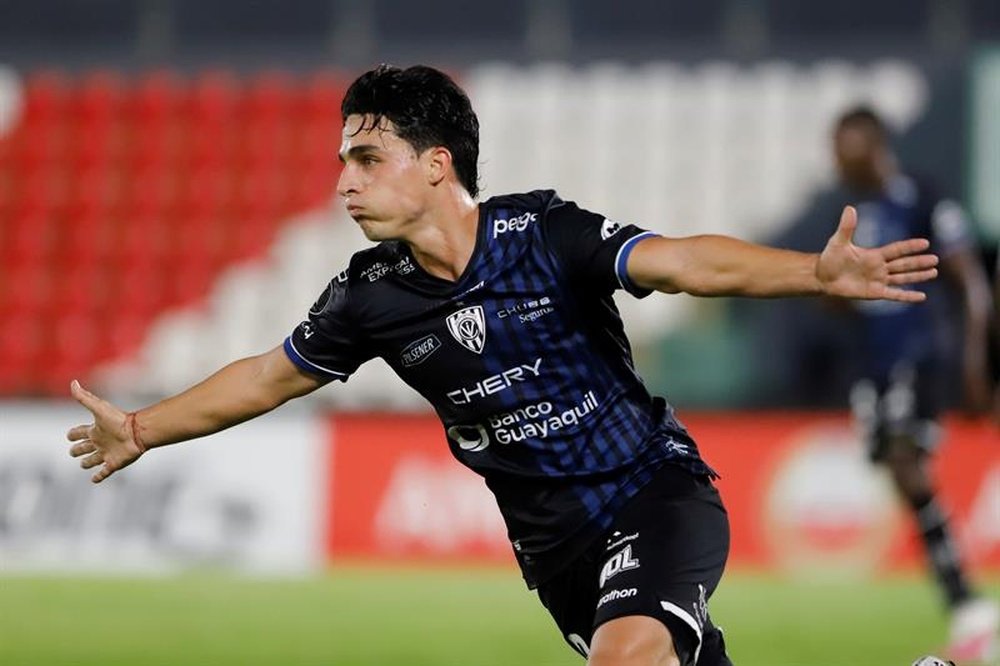 CS Emelec sigue intratable e IdV le intenta mantener el ritmo. EFE