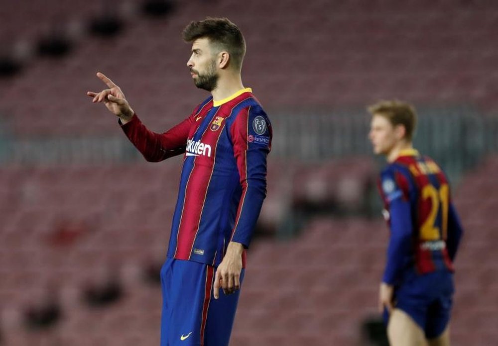 Piqué dá exemplo e continuará no Barça. EFE/Alberto Estévez
