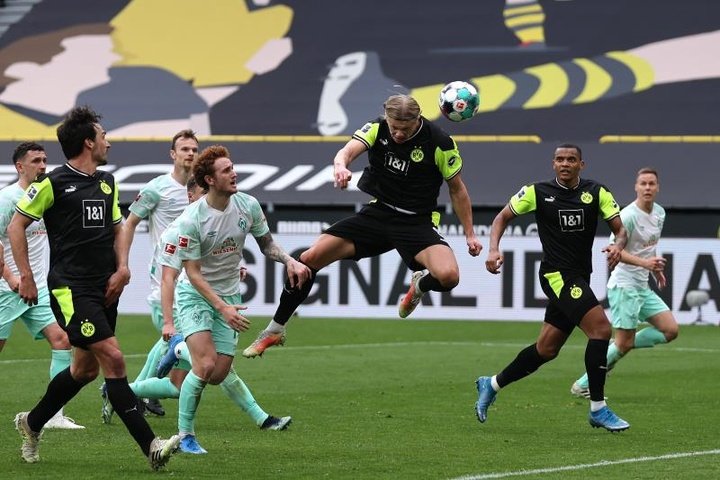 Haaland marca doblete e Borussia se aproxima da Champions