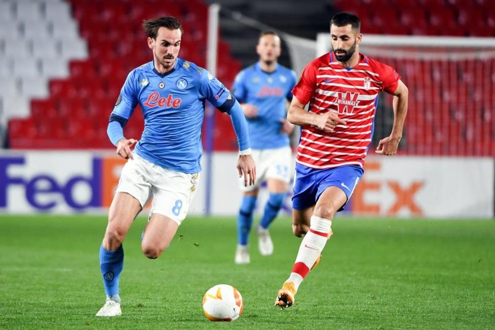 El jugador del Nápoles Fabián Ruiz (i) conduce el balón ante Maxime Gonalons (d), del Granada CF. EFE/Miguel Ángel Molina/Archivo