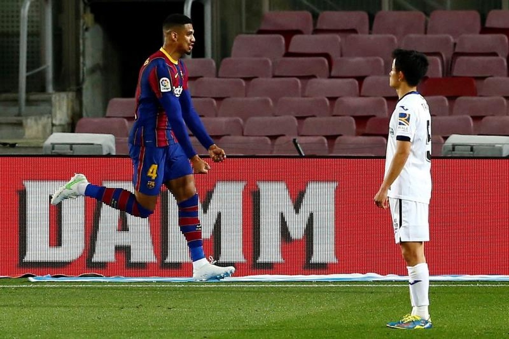 Cinco años más para Araujo en el Barça. EFE