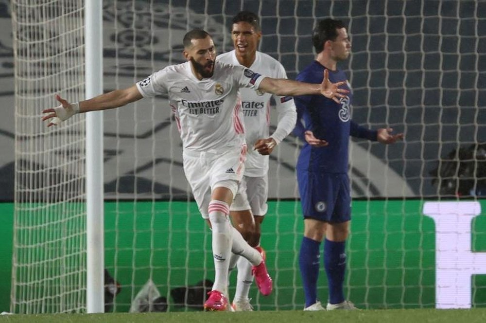 Benzema face à ses victimes préférées. EFE/Juanjo Martín