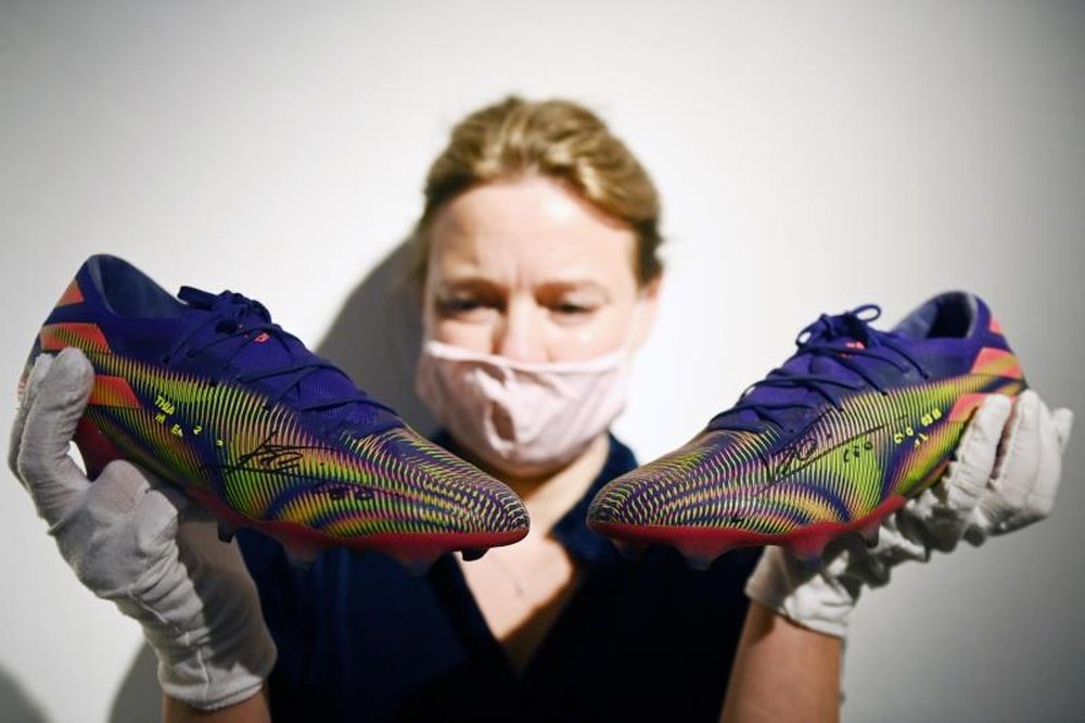 O enorme valor arrecadado pelas chuteiras de Messi. EFE/EPA/NEIL HALL
