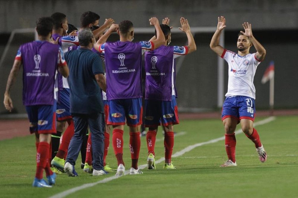 Alesson dos Santos (d), mediocampista de Bahía, celebra con sus compañeros un gol. EFE