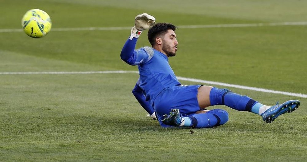 Pellegrini, entre Rui Silva y Claudio Bravo. EFE