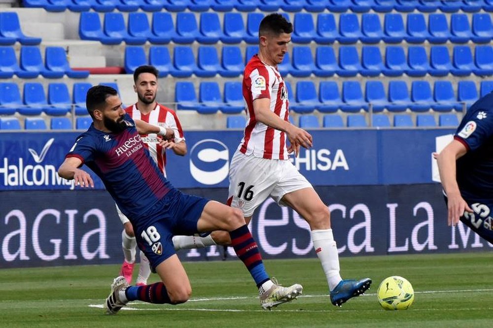 Unai Simón se empeña en poner el descenso al rojo vivo. EFE/Javier Blasco