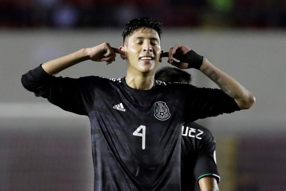 Edson Álvarez se vio muy afectado por aquel gol en propia. EFE