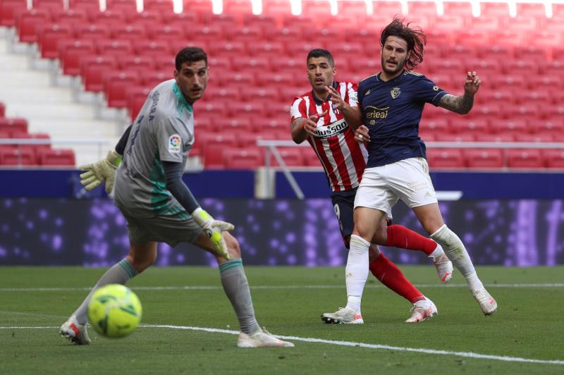 Suárez y una jugada de ataque en el Atlético-Osasuna