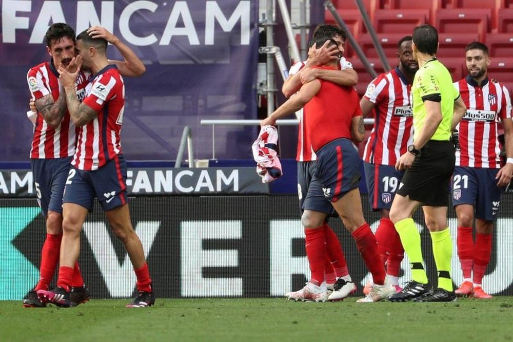 Luis Suarez (3L) got the winner for Atletico Madrid v Osasuna. AFP