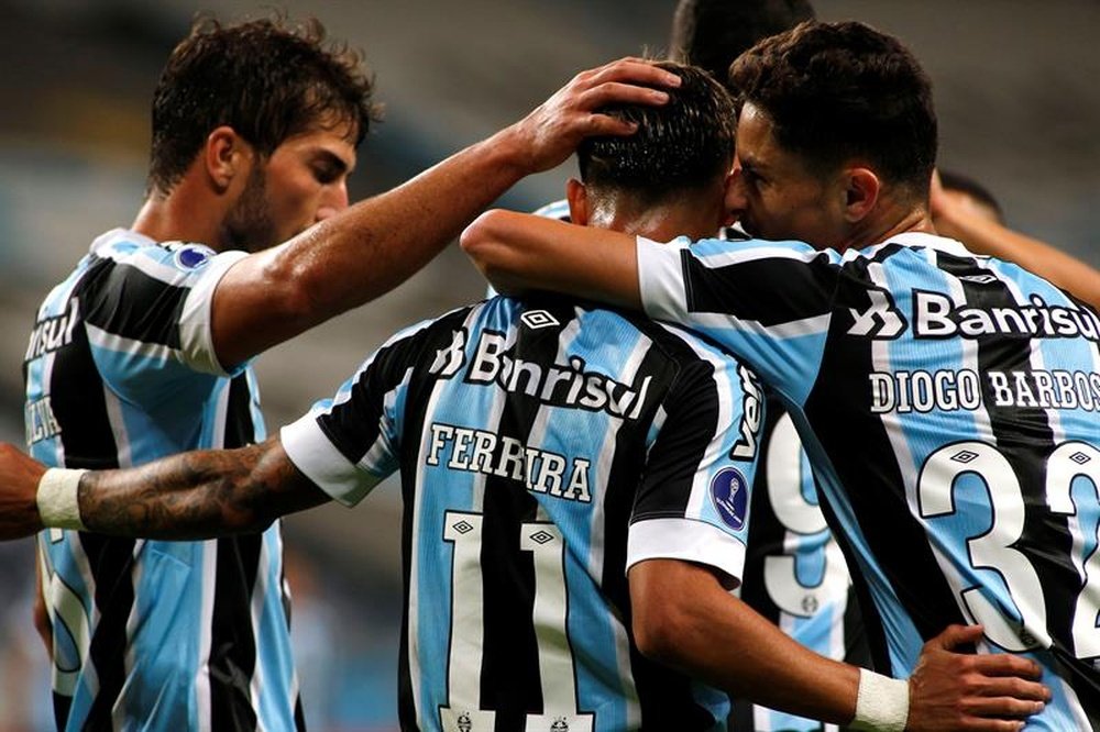 Aldemir dos Santos Ferreira (c) de Gremio celebra un gol con sus compañeros. EFE