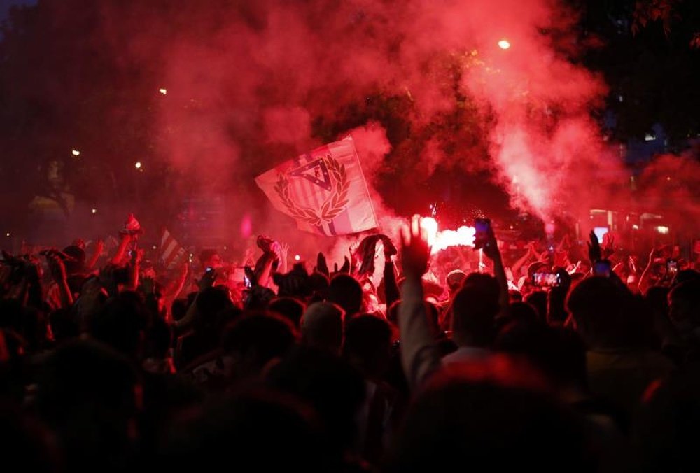 Los aficionados del Atleti arroparon a los suyos en el último entrenamiento en Madrid. EFE/Archivo