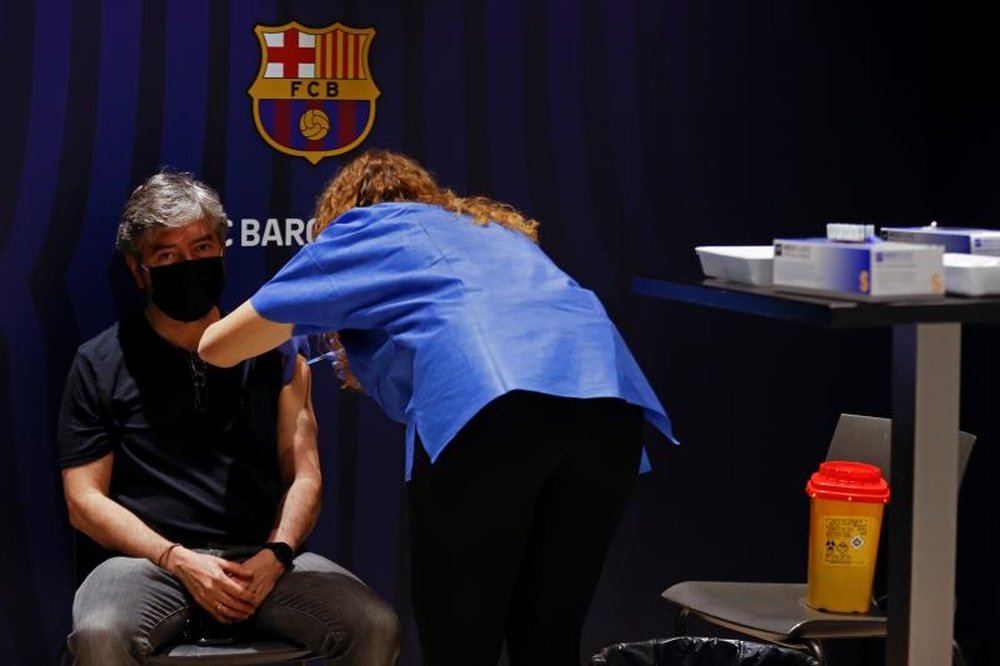 Le Camp Nou se transforme en centre de vaccination. EFE/Toni Albir
