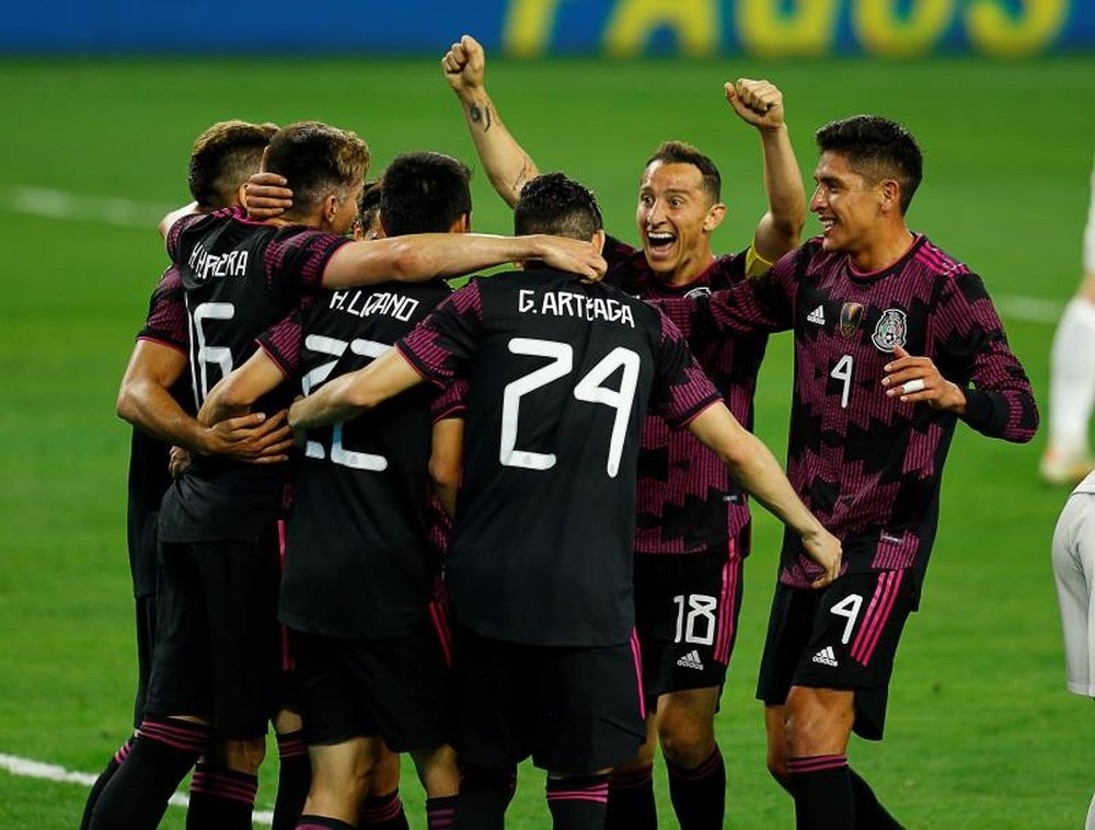 México inicia la defensa del título ante Trinidad y Tobago. EFE