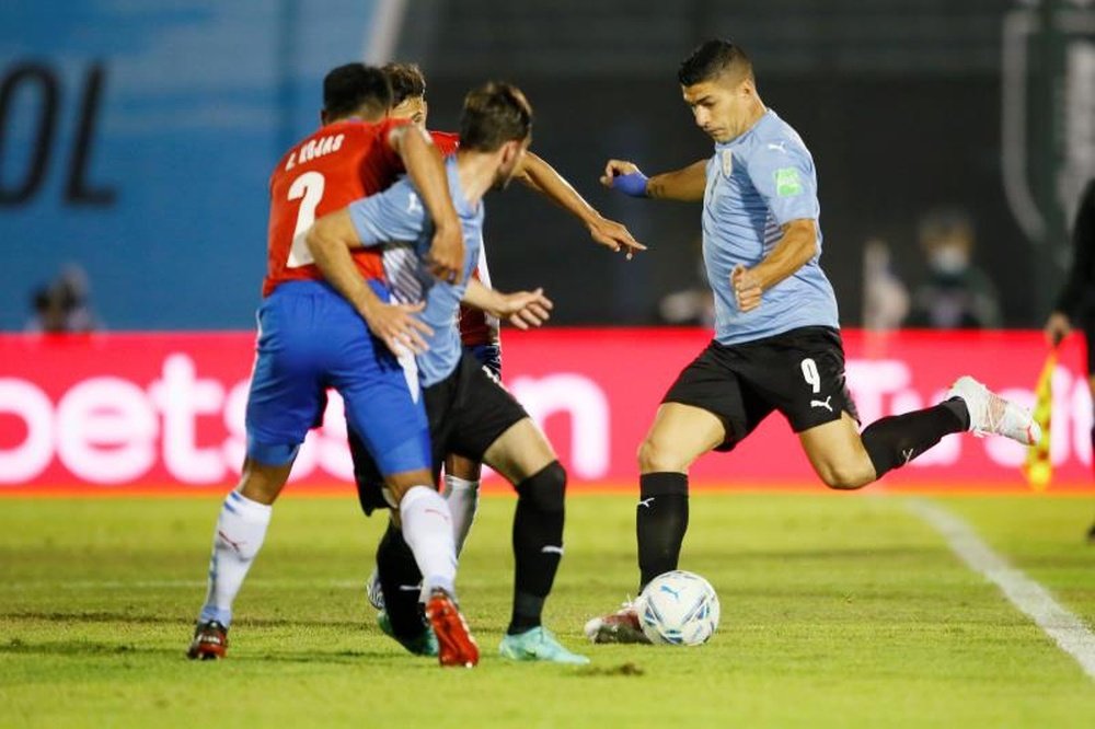 La CONMEBOL sancionó al árbitro del VAR y a su asistente por la polémica en el Uruguay-Paraguay. EFE