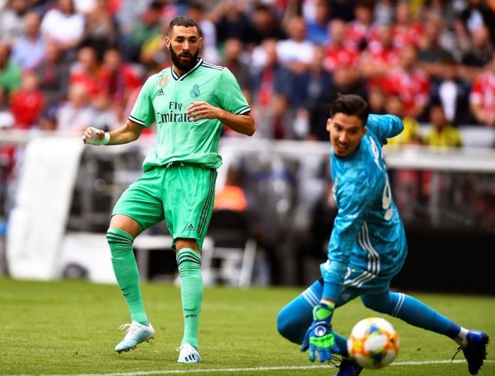 OFFICIAL: Fenerbahce goalkeeper Altay Bayindir joins Man Utd until 2027