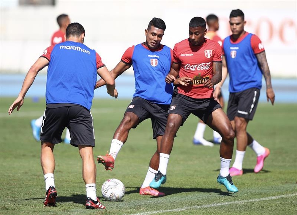 Ormeño, descartado para Brasil; Trauco, duda. EFE