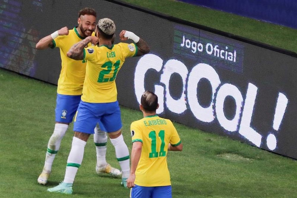 Neymar y Messi comandan la delantera del XI ideal de la fase de grupos. EFE