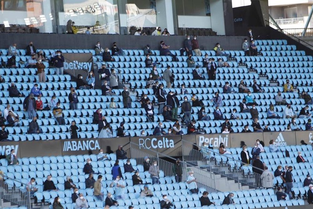 El Celta, inquieto por la reforma en una de las gradas de Balaídos. EFE