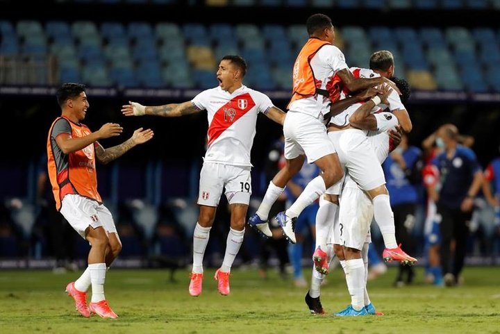 Los penaltis permiten a Perú creerse su propio sueño
