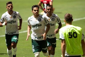 En la imagen, un registro de otra celebración del jugador de Palmeiras Raphael Veiga. EFE