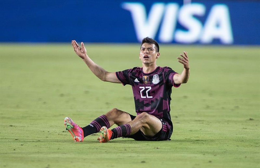 Hirving Lozano could be out until April. EFE