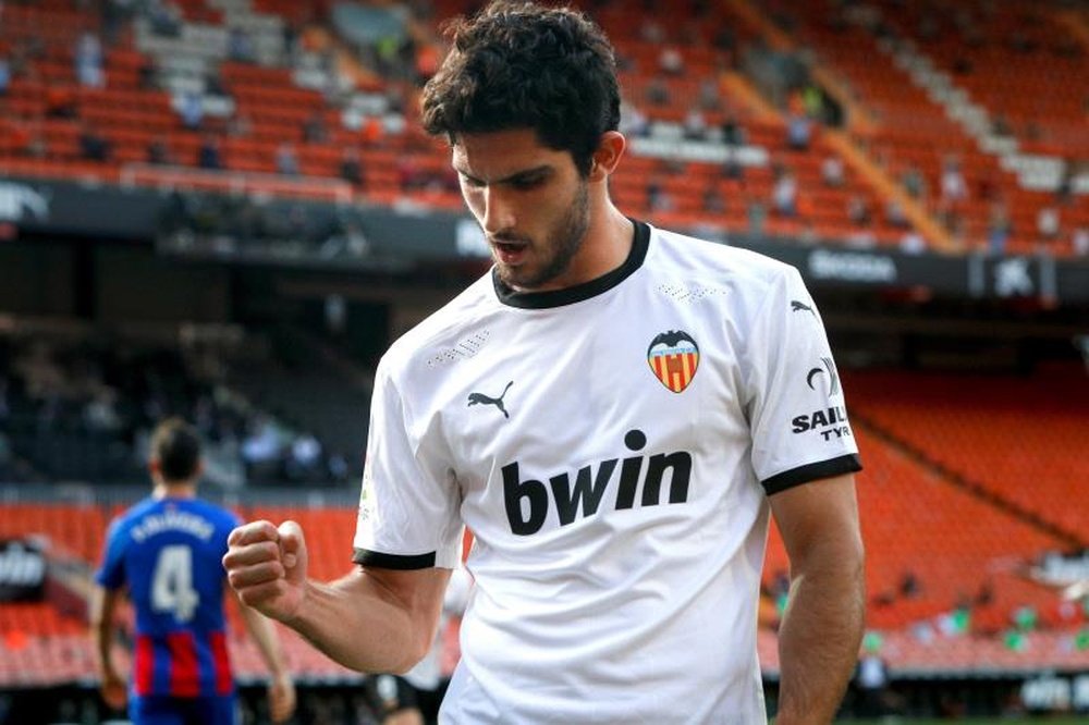Valencia will not sell Guedes at any price. EFE