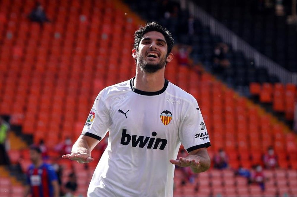 Jorge Mendes podría llevar a Guedes a los Wolves. EFE
