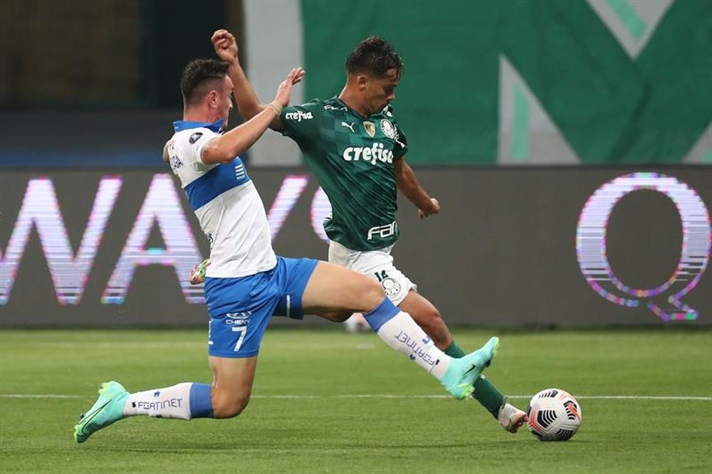 Gustavo Scarpa (d) de Palmeiras disputa hoy el balón con Tomás Asta. EFE