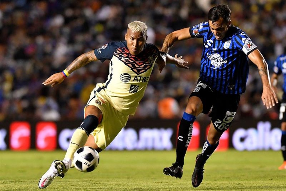 Roger Martínez calentó el partido contra Chivas. EFE