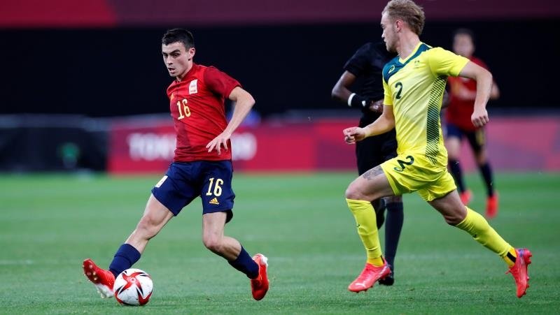 Pedri igualó a Bruno Fernandes en partidos disputados. EFE