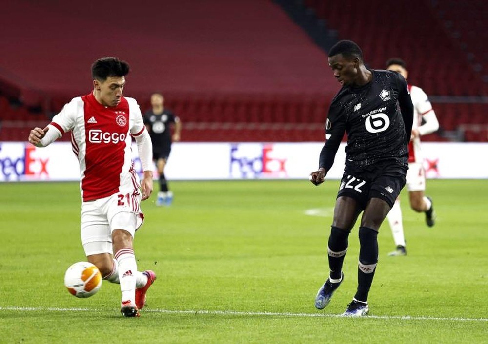 Lisandro Martinez (L) may renew at Ajax. EFE